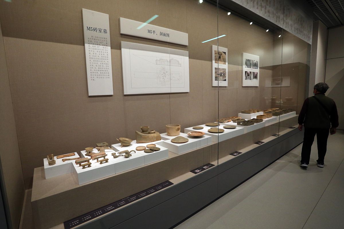 2021年4月20日,南京六朝博物馆,展览共展出该墓出土并清理完成的200余