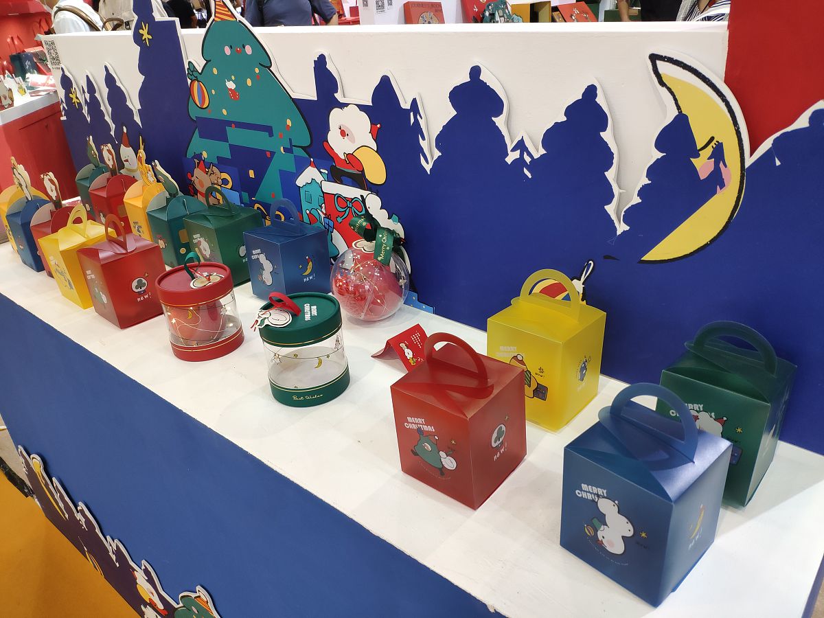 请写出一篇描写包装设计衍生品展示的1000字文章