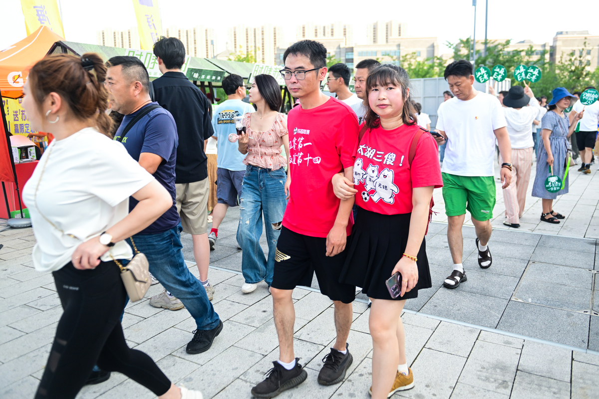 在本周周四晚上20：30商学院组织青马工程拓展班与提高班学员们参与鸣奏青春旋律抒写健康乐意为主题的校园夜跑活动。