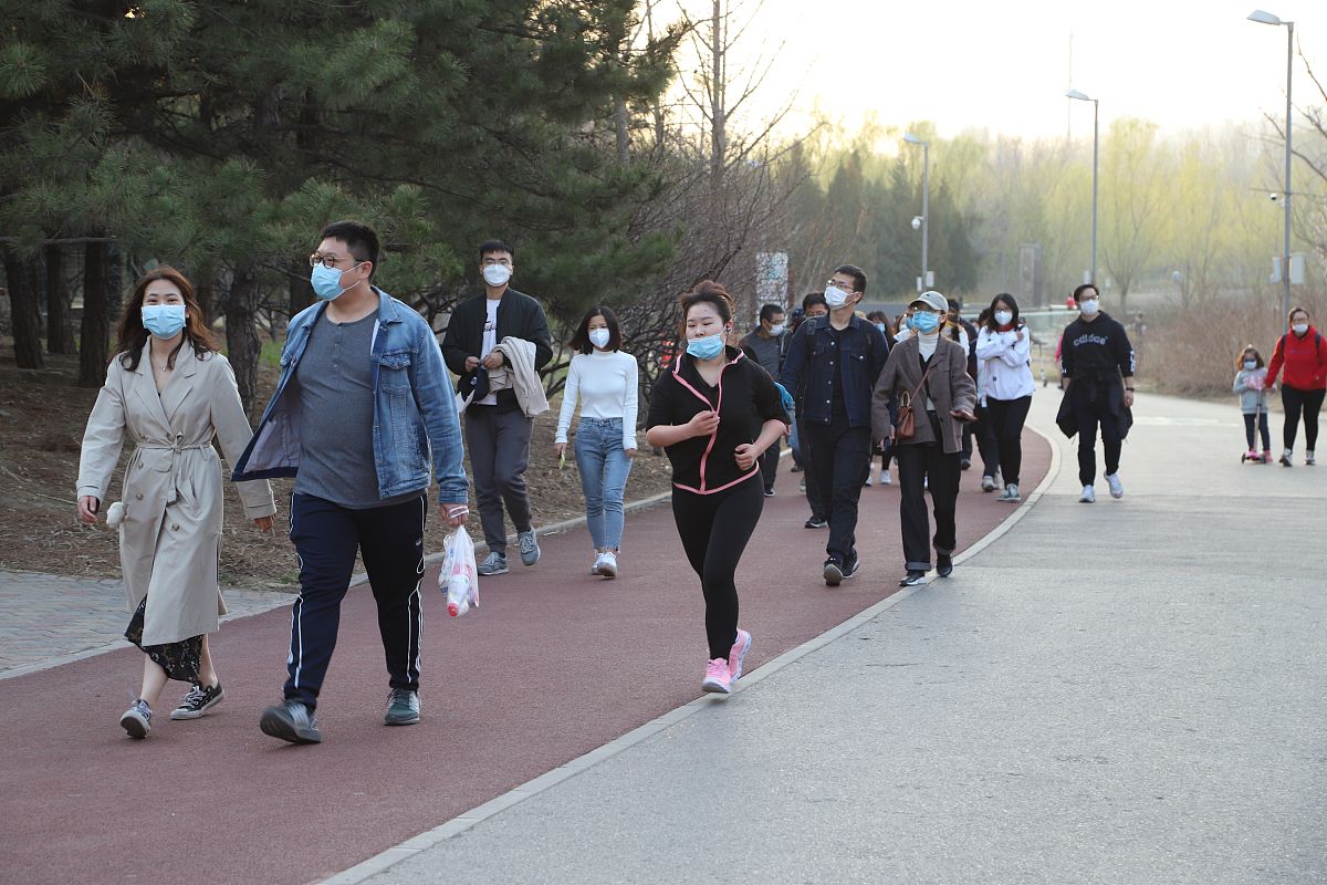帮我翻译一下这段话吧！谢谢你！WINTER WALKSWe’re up most mornings for a wake-up walk even in winter It’s brisk but invigorating and it leaves our cheeks rosy for the day While our winters are cold in this part of the