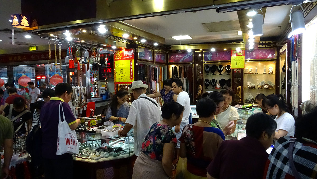 2017年9月13日,北京天意小商品批发市场,不少顾客前来扫货.