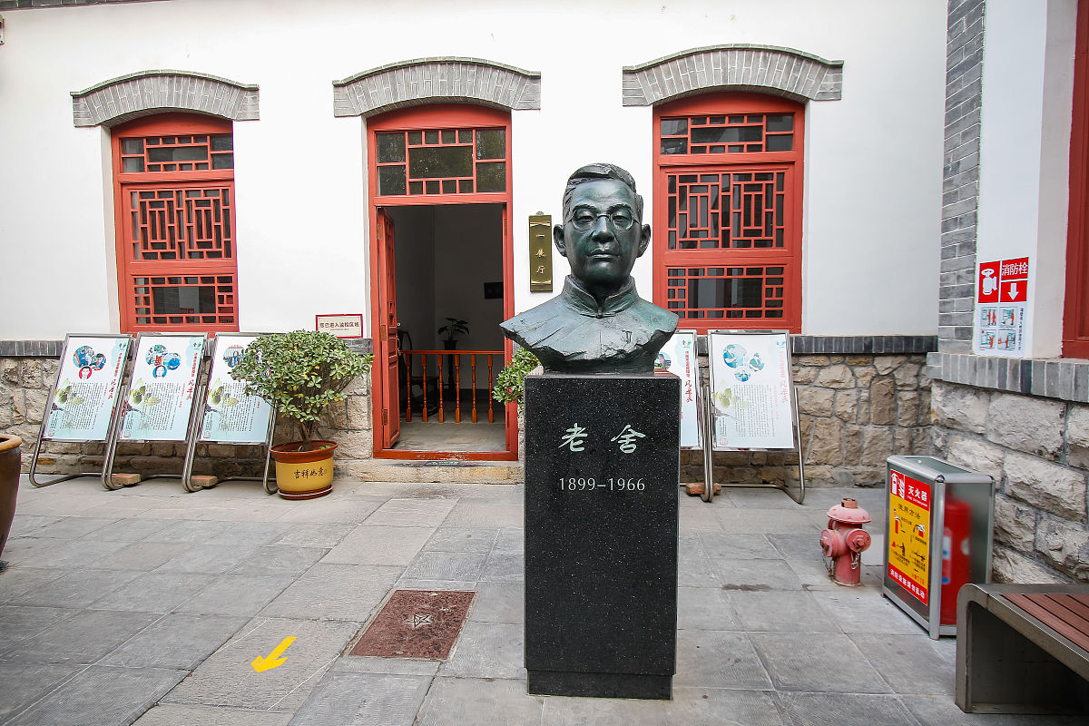 帮我写一个去山东济南感受老舍先生笔下的济南去淄博吃烧烤去青岛看海的微信文案