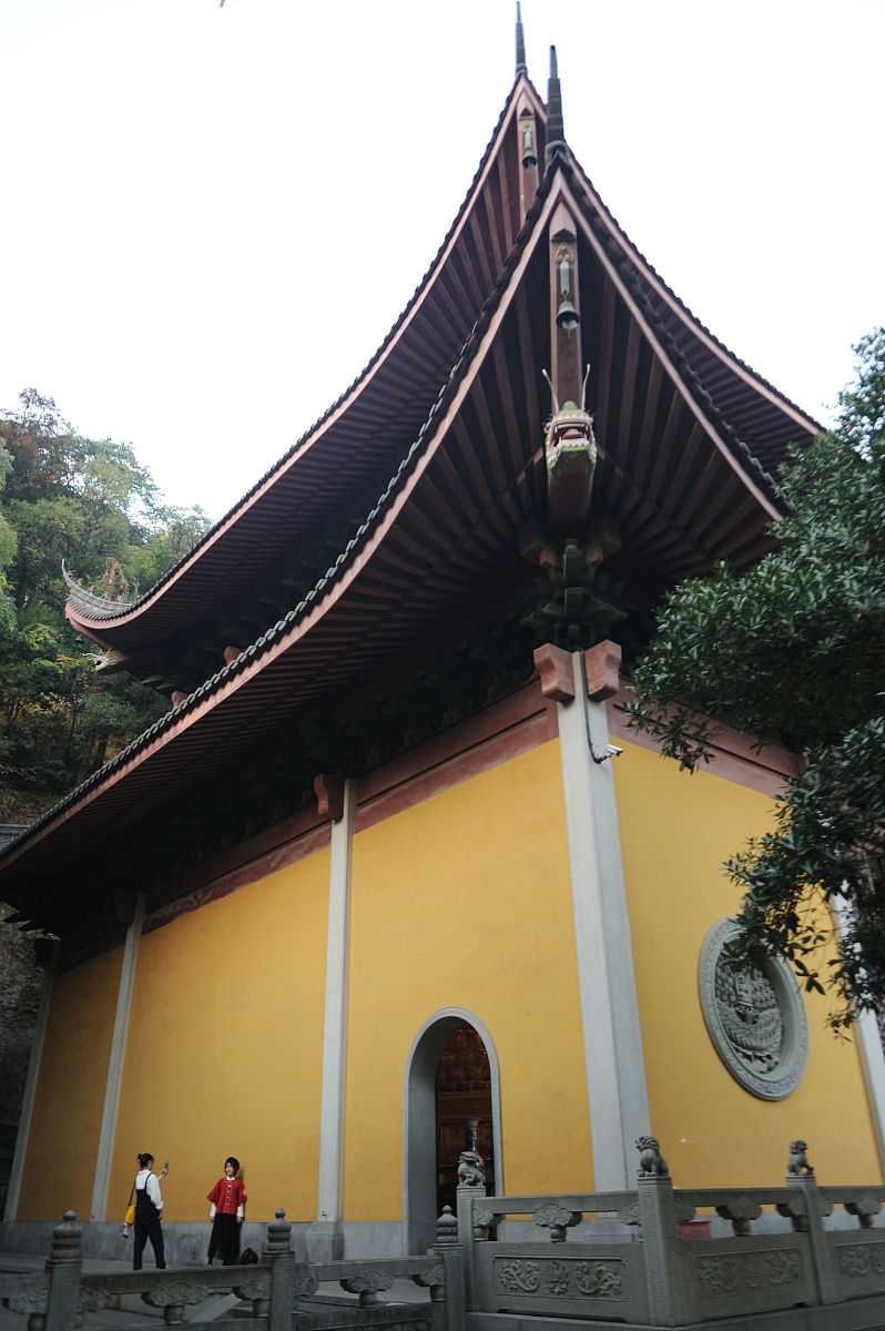 2019年11月2日,杭州,游客在灵隐寺拍照留影.