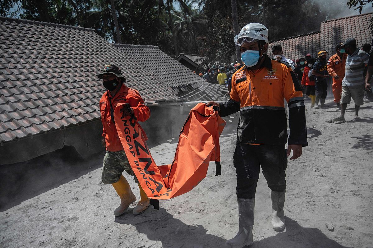 当地时间2021年12月7日,印尼东爪哇省,印尼塞梅鲁火山喷发,致死人数升