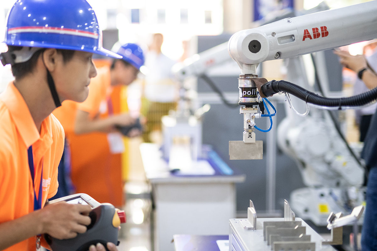 光缆密度与机器人密度：工业智能化对劳动力就业影响的工具变量法研究