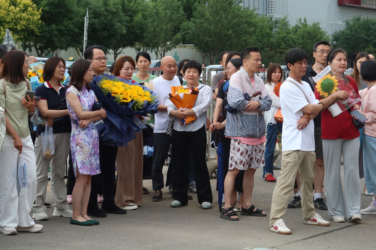 学校领导酷暑送清凉慰问一线教职工，传递温暖与关爱