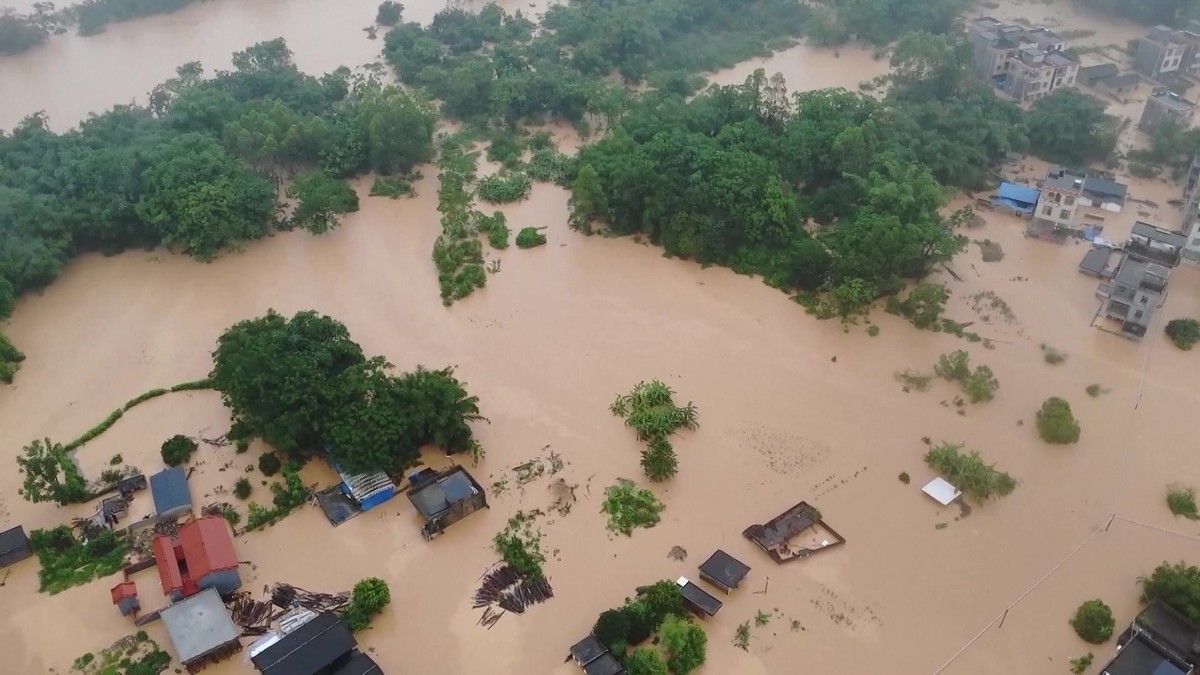 1谈谈我国常见的气象灾害类型、基本特点和时空分布。‎2。阐述河南的自然地理特征可从位置、气候、地形地貌、水文、土壤、植被等角度展开。