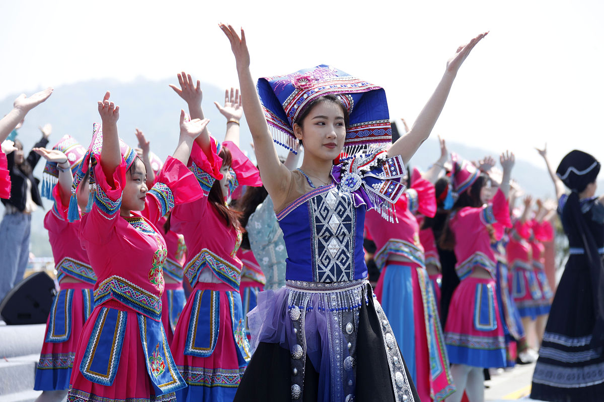 2021年4月10日,演员在南京玄武湖公园表演广西民族歌舞.