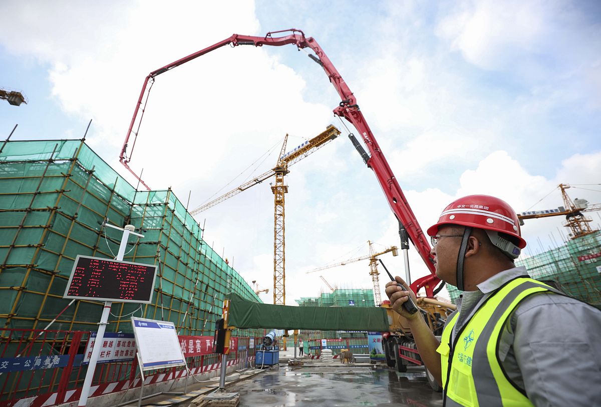 2020年9月13日,江苏淮安,中交一公局工人在安置小区工地上施工作业.