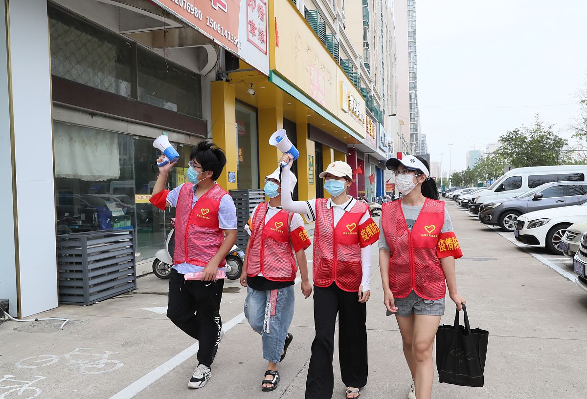 2021年8月2日,江苏淮安,机场路社区大学生志愿者志愿宣传疫情防控形势