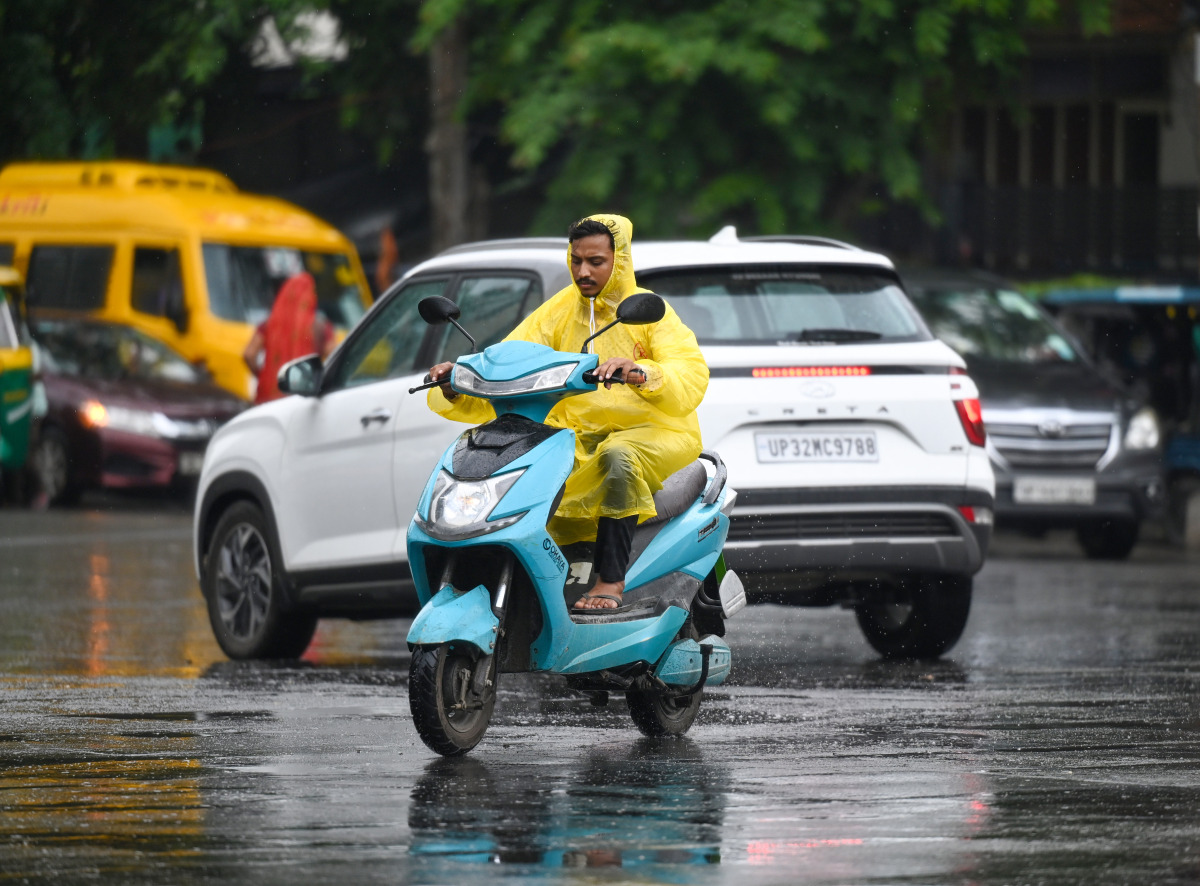 面对突如其来的暴雨,城市交通往往陷入瘫痪,许多员工面临出行受阻的