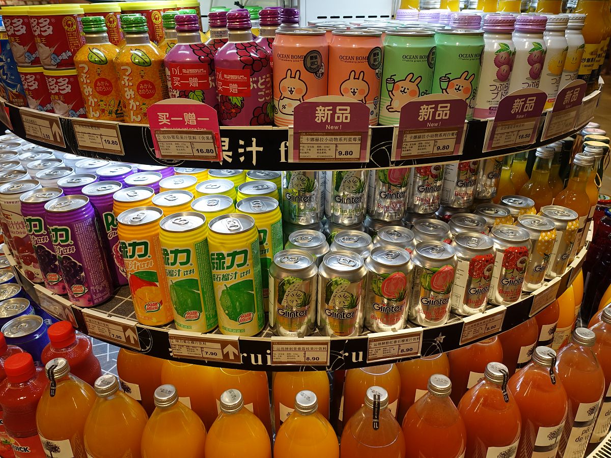 想在遂宁市做饮料批发目前市面上产品众多请帮我挑选几款比较适合批发给餐饮店的饮料适合宴席、聚餐、解辣解腻、产品新颖有特点、并罗列具体产品？