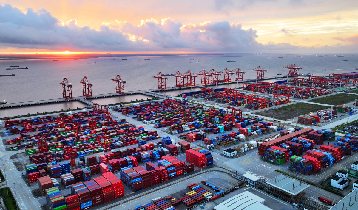 请拓展以下的问题：港口基础设施相对薄弱港口物流产业形式单一港口物流产业转型缓慢专业技术人才稀缺。