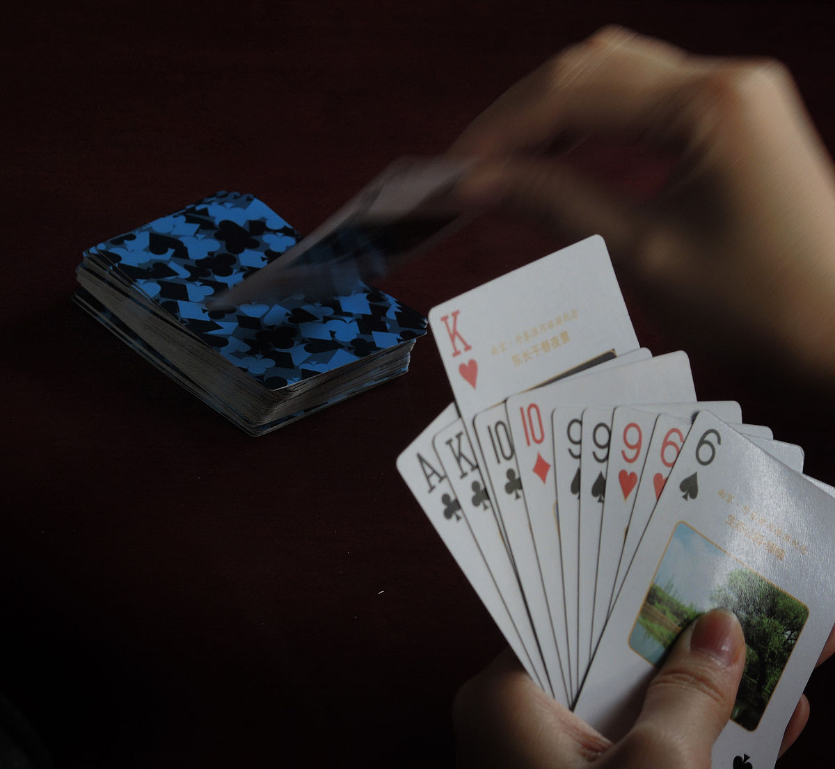 不对我来教你。首先南通人打麻将不说搓麻就说打麻将不过这不是重点南通人一般不打麻将南通人喜欢打长牌你知道南通长牌吗？