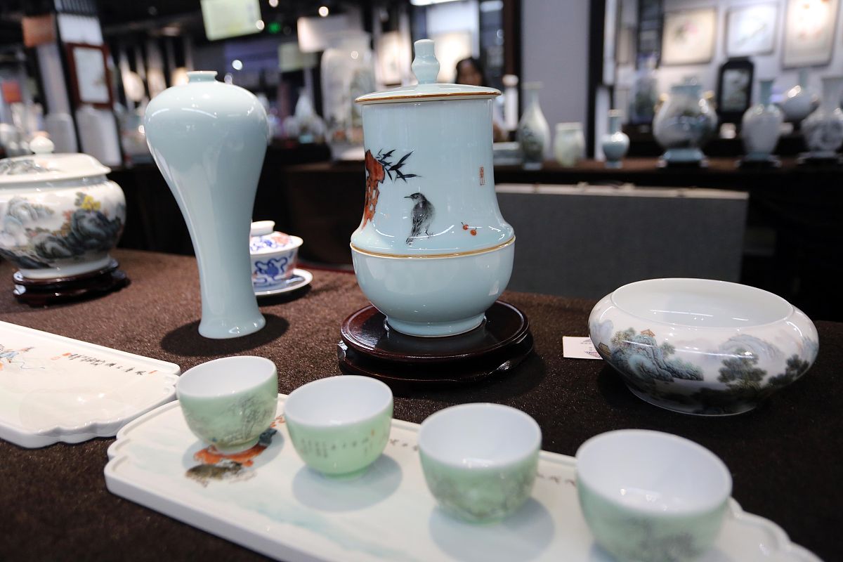 请用中文根据自己的理解论述景德镇汝窑陶瓷茶具直播营销主流平台，详细分析每一个过程操作办法，不能直接抄袭他人观点和概念，不少于3000字。