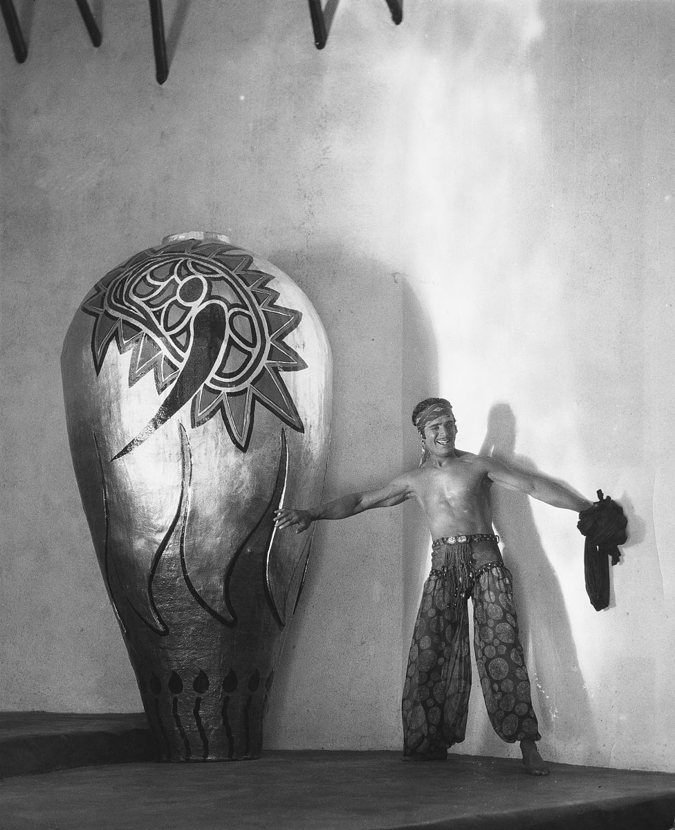 德国表现主义德国表现主义是20世纪初德国文化艺术运动的一种形式主要涵盖绘画、雕塑、戏剧、电影和文学等领域。表现主义强调个人的内在体验和情感通过夸张、扭曲和变形等手法表现出内心的痛苦和焦虑。德国表现主义的艺术家们致力于探索人类存在的本质和社会现实的不稳定性同时也反对当时的社会现实主义和自然主义。著名的德国表现主义艺术家包括爱德华·蒙克、弗朗茨·马克、奥斯卡·科克沃卡、埃米尔·尼尔德、卡尔·施密特-罗