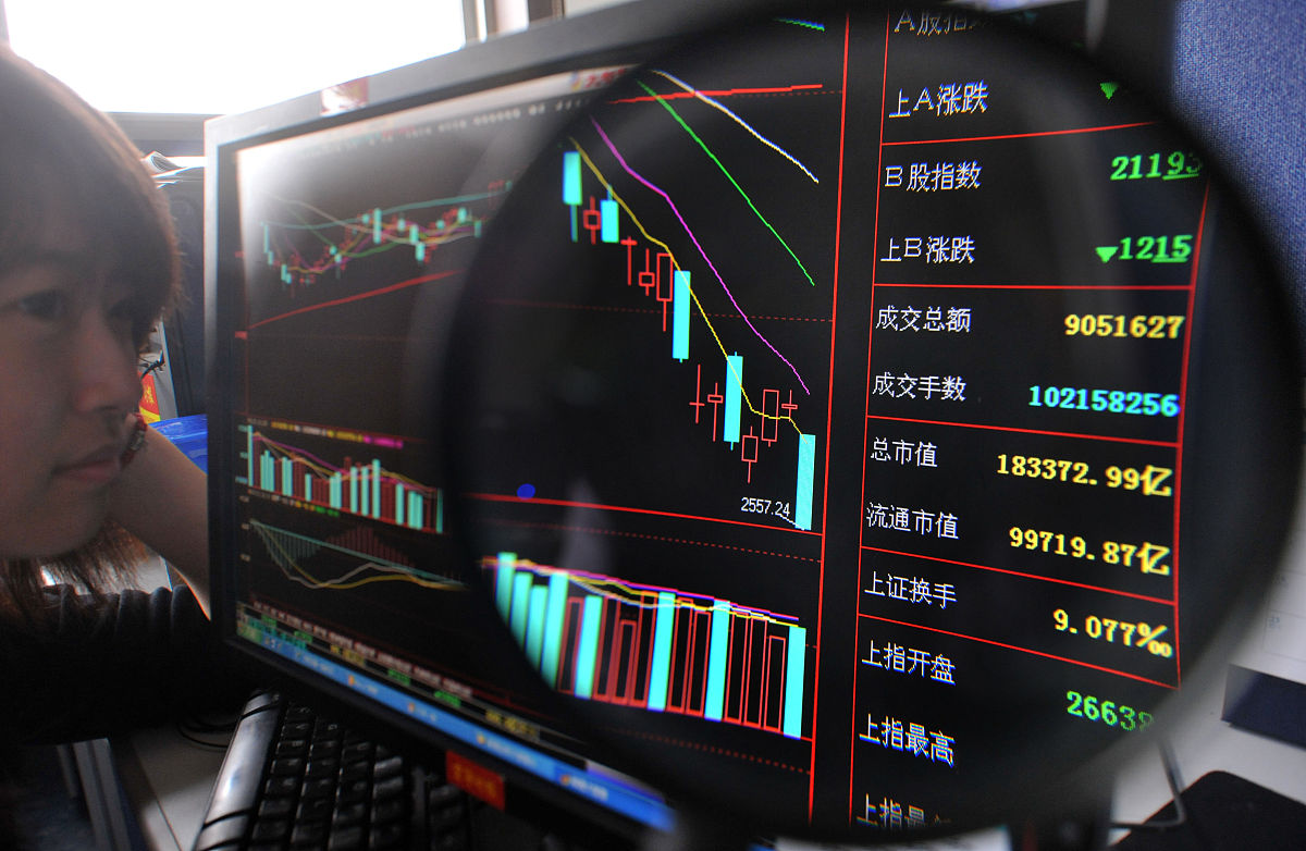 一网民无奈地看着a股大盘