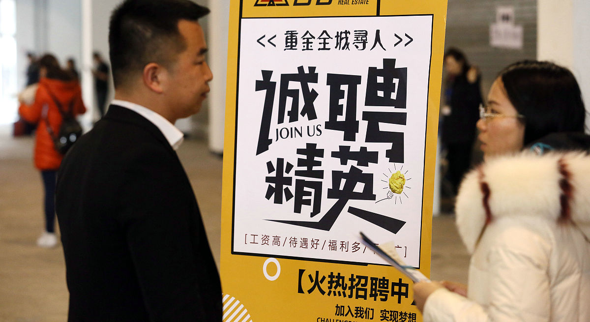 同行不认识的从别处拿到号码加微信想要挖她来公司做店长应该怎么说会比较合适