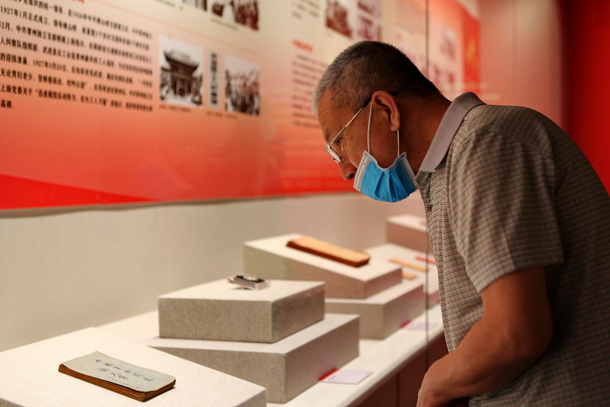 高中历史课堂史料运用问题研究：案例分析法与文献分析法