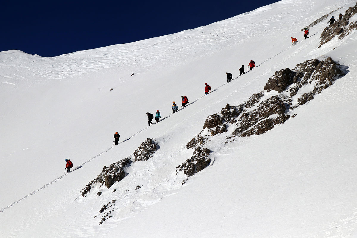 当地时间2021年2月14日,土耳其开塞利,登山者在专业向导的陪伴下攀登