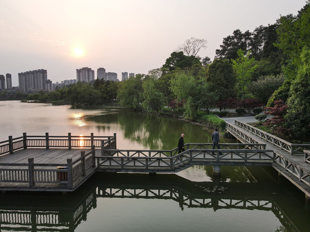 2021年4月1日,人们在贵州省遵义市新蒲湿地公园休闲游玩(无人机照片).