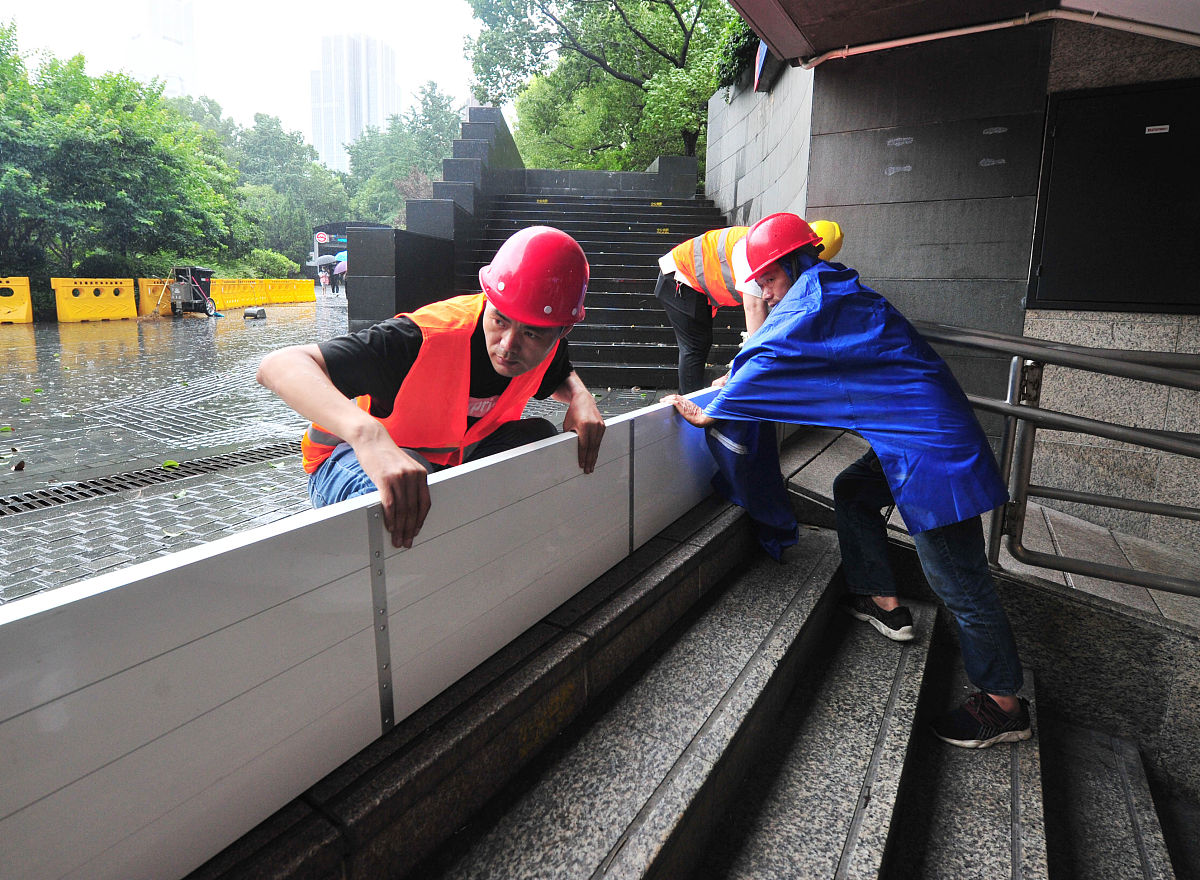 2021年7月25日,上海,台风"烟花"带来大风暴雨,为防止雨水倒灌,防汛人