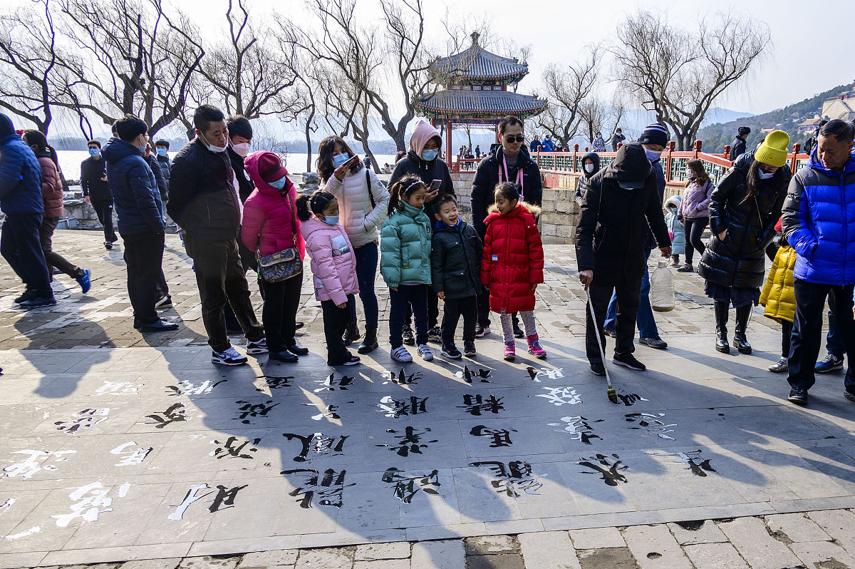 2021年3月6日,北京颐和园内一位老人的大地书法,苍劲有力,书写流利,引
