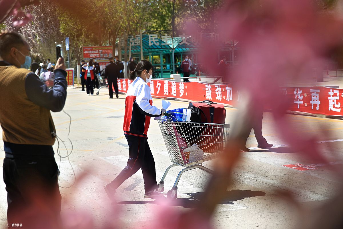 黄冈市民遇到困难如何有效联系媒体寻求帮助？