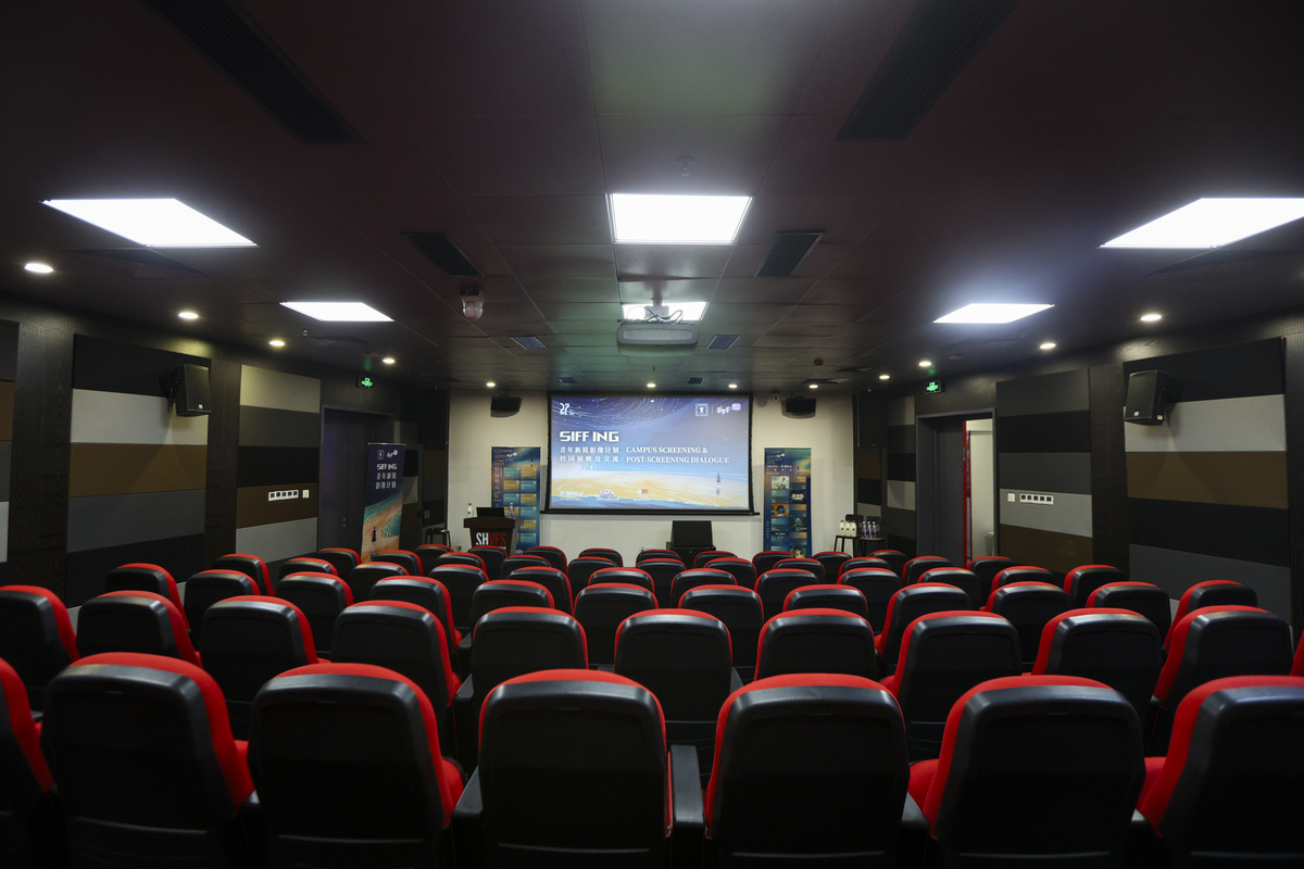 帮我写一段湛江市人民检察院一楼大礼堂更换音视频设备建设项目的项目目标建设内容有活动灯光系统、投影显示系统、专业扩声系统、中央控制系统、音视频切换系统、视频会议系统和机房整改字数不少于800字