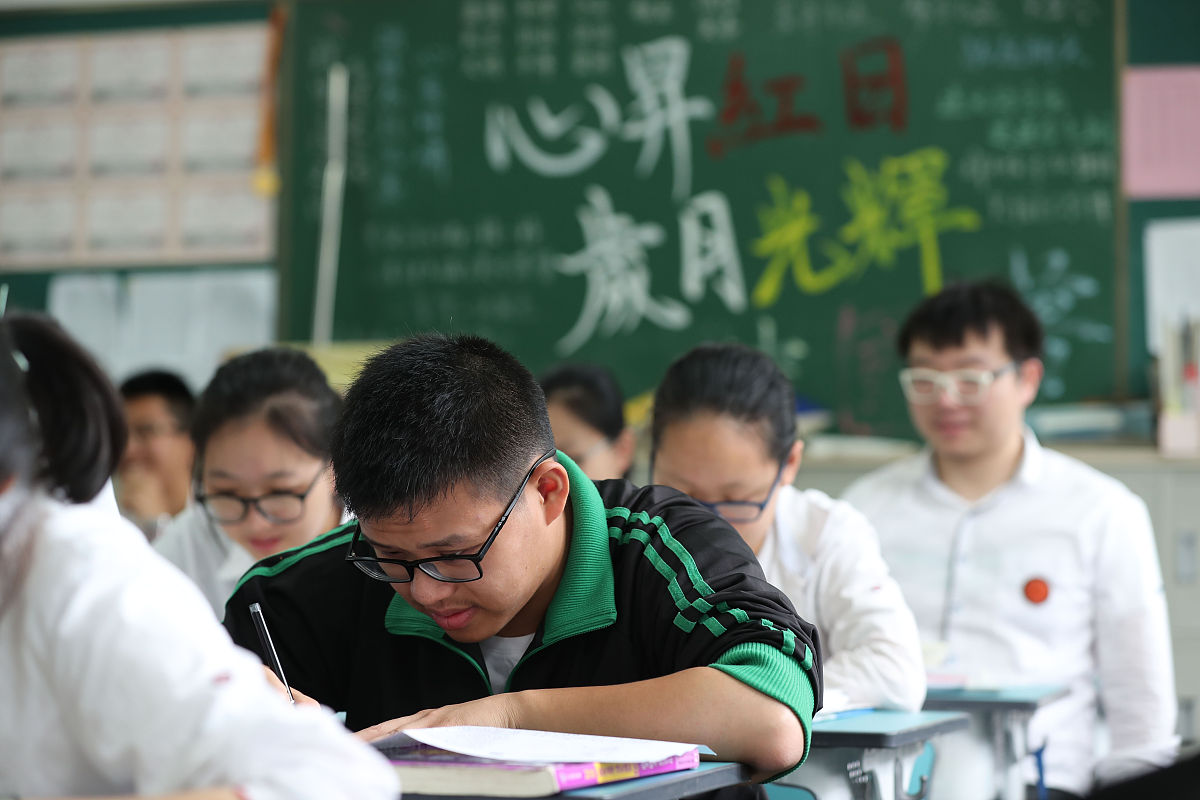 2018年6月4日,浙江省宁波二中,高三的同学在进行最后的紧张复习中.(宁