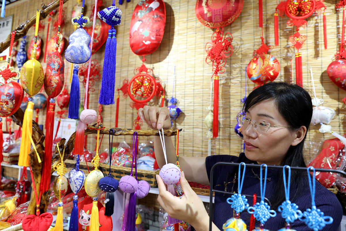 哈哈公司欢庆端午：包香囊、编五彩手链，传承文化，增进友谊