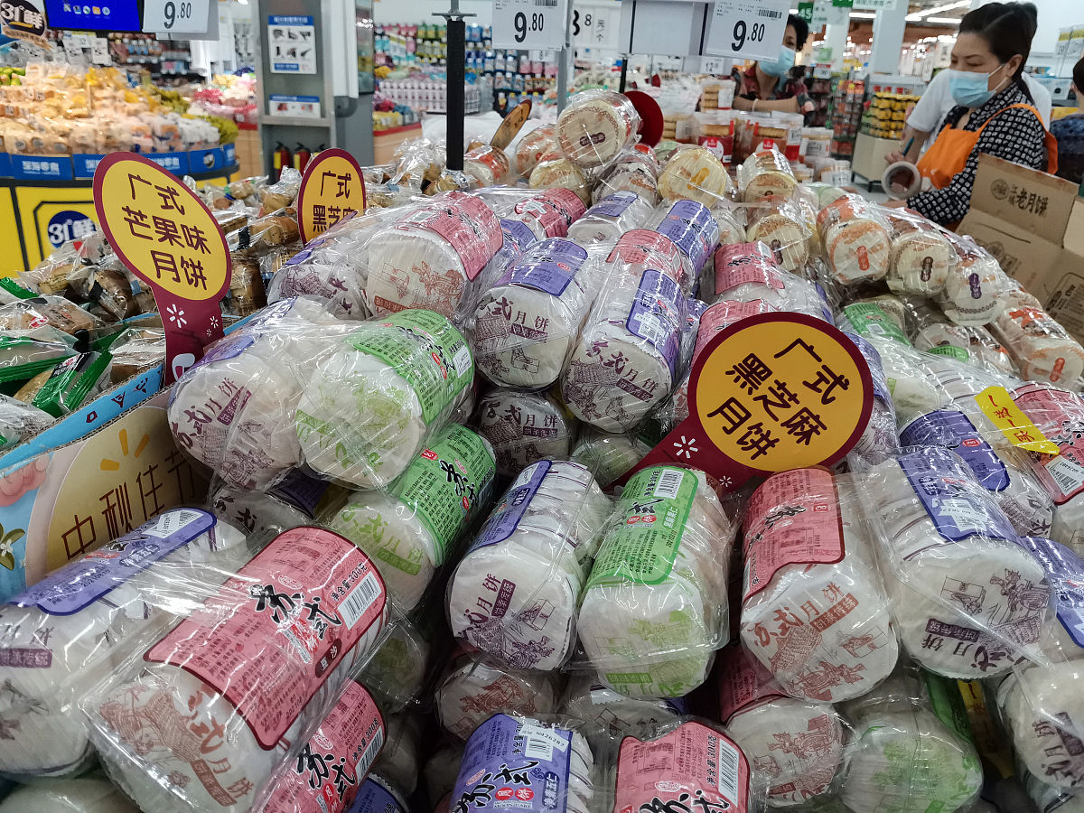 2021年9月18日,中秋节临近,湖北宜昌各大超市售卖的月饼琳琅满目.