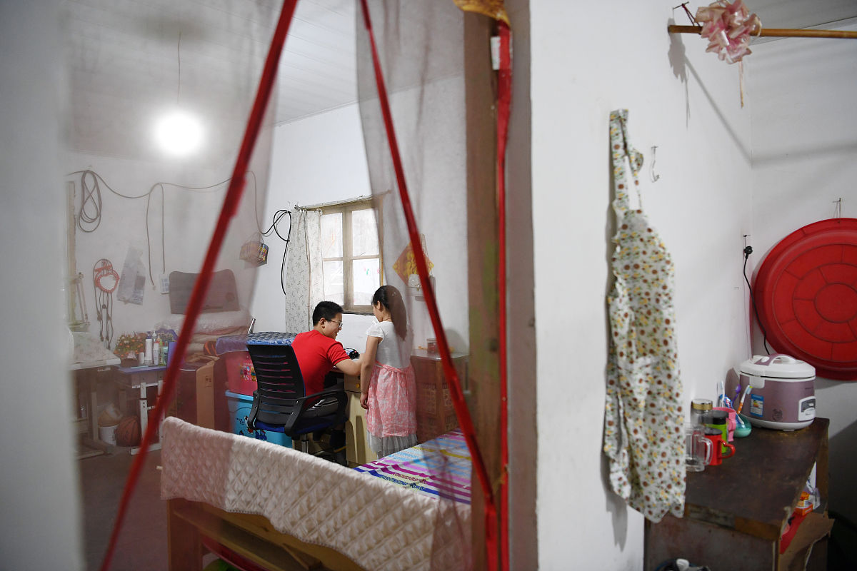 毎日一時間に部屋で勉強する 翻译中文