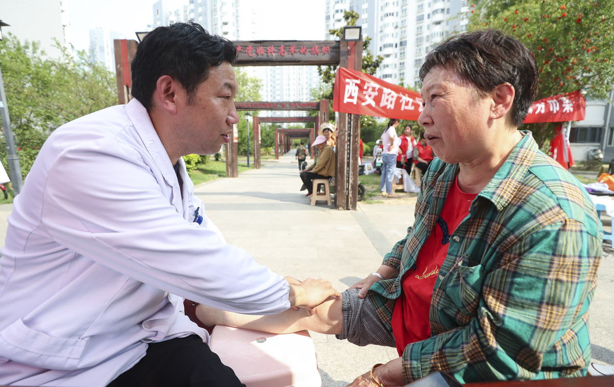 郑州骨科医院义诊现场：关爱与专业并行，为群众健康保驾护航