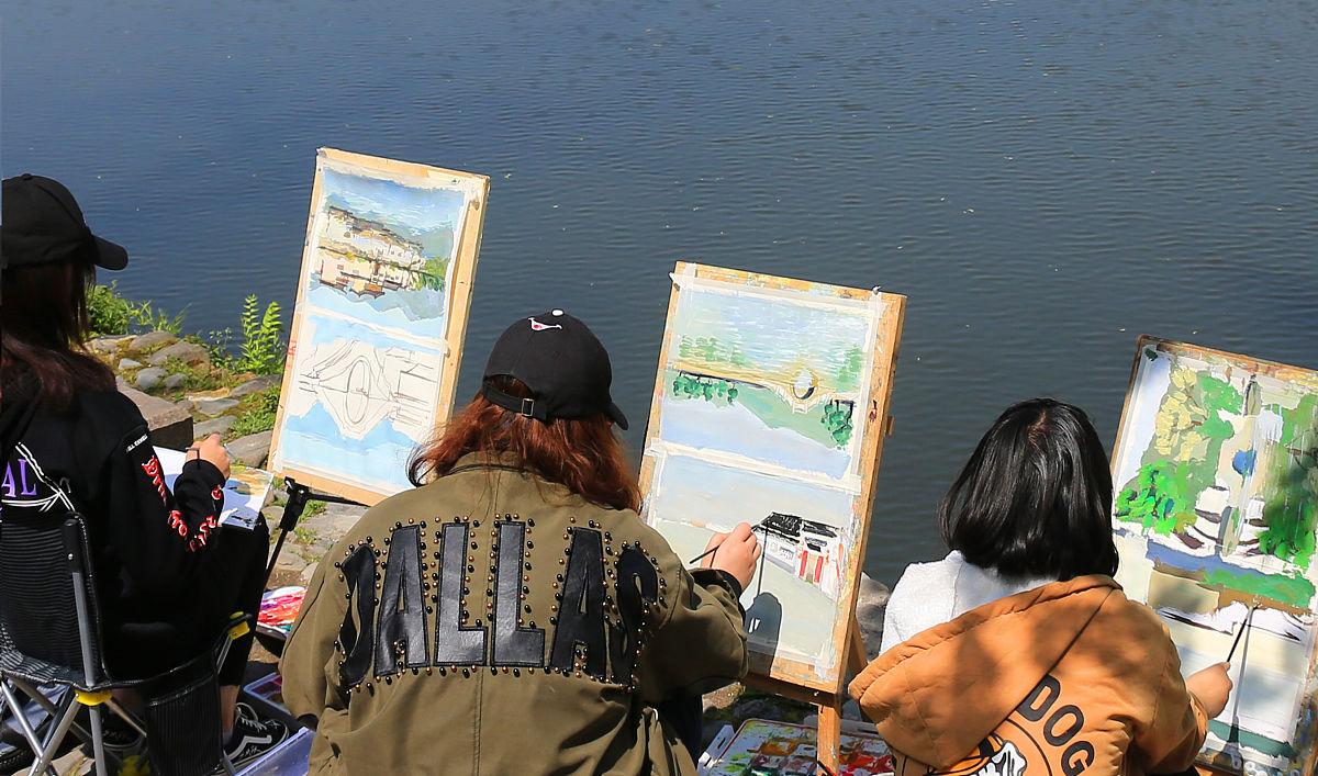 假设你是一名大二学生写一份《精细素描实训》课程实训日志实训为期三周每周三篇日志第一周认识什么是精细素描以及写生对象的确定以及定稿第二周对画面进行大关系铺色第三周深入刻画收尾