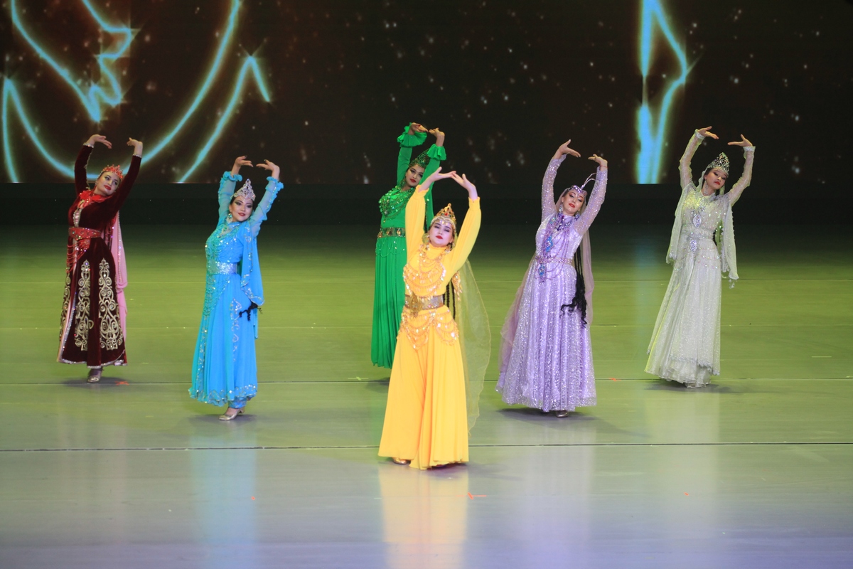 你现在身份是一名音乐学院的本科毕业生要写毕业论文题目为《民族声乐中的角色塑造-以等着我亲爱的人为例》请对其引言内容进行写作保证内容的逻辑性和条理性不要乱写其格式如下：第1章 引言 11民族声乐的发展及其在音乐领域中的地位 12 角色塑造在音乐表演中的重要性 13选题的意义及研究目的