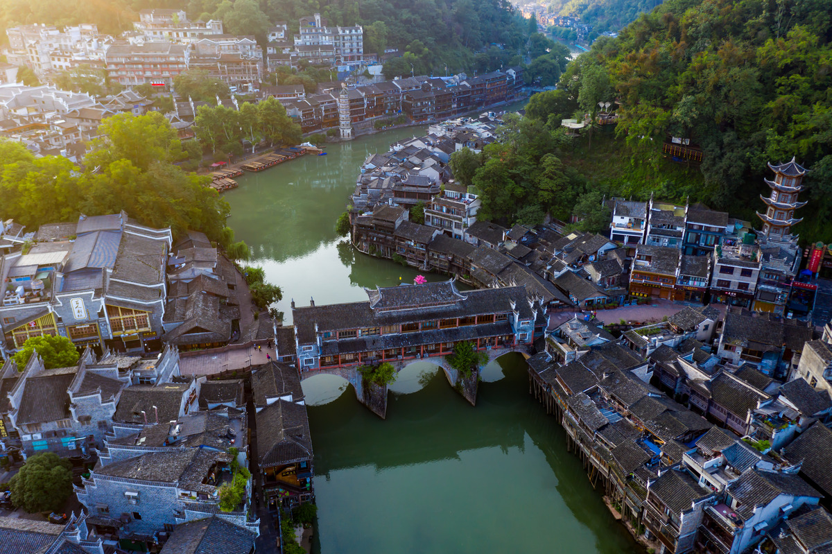 湘西土家族苗族自治州最出名的景区：凤凰古城