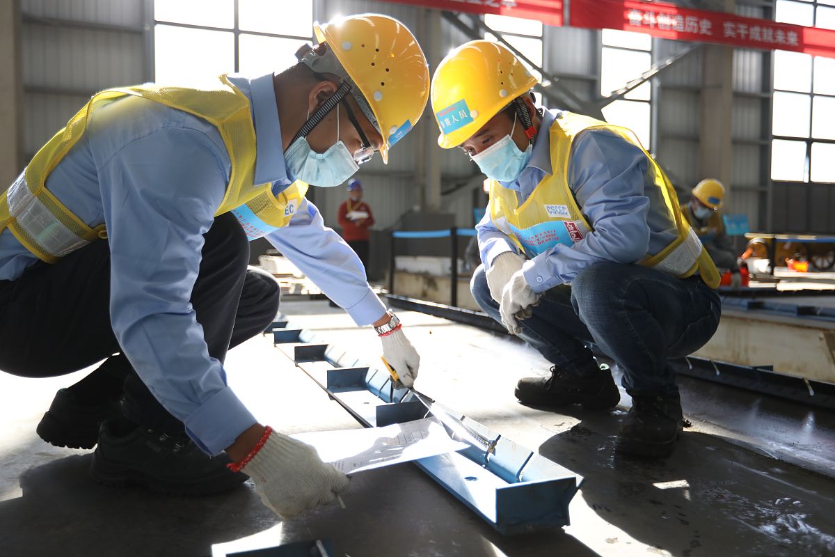 阐述一线领导对工人职业健康管理的影响特征500字