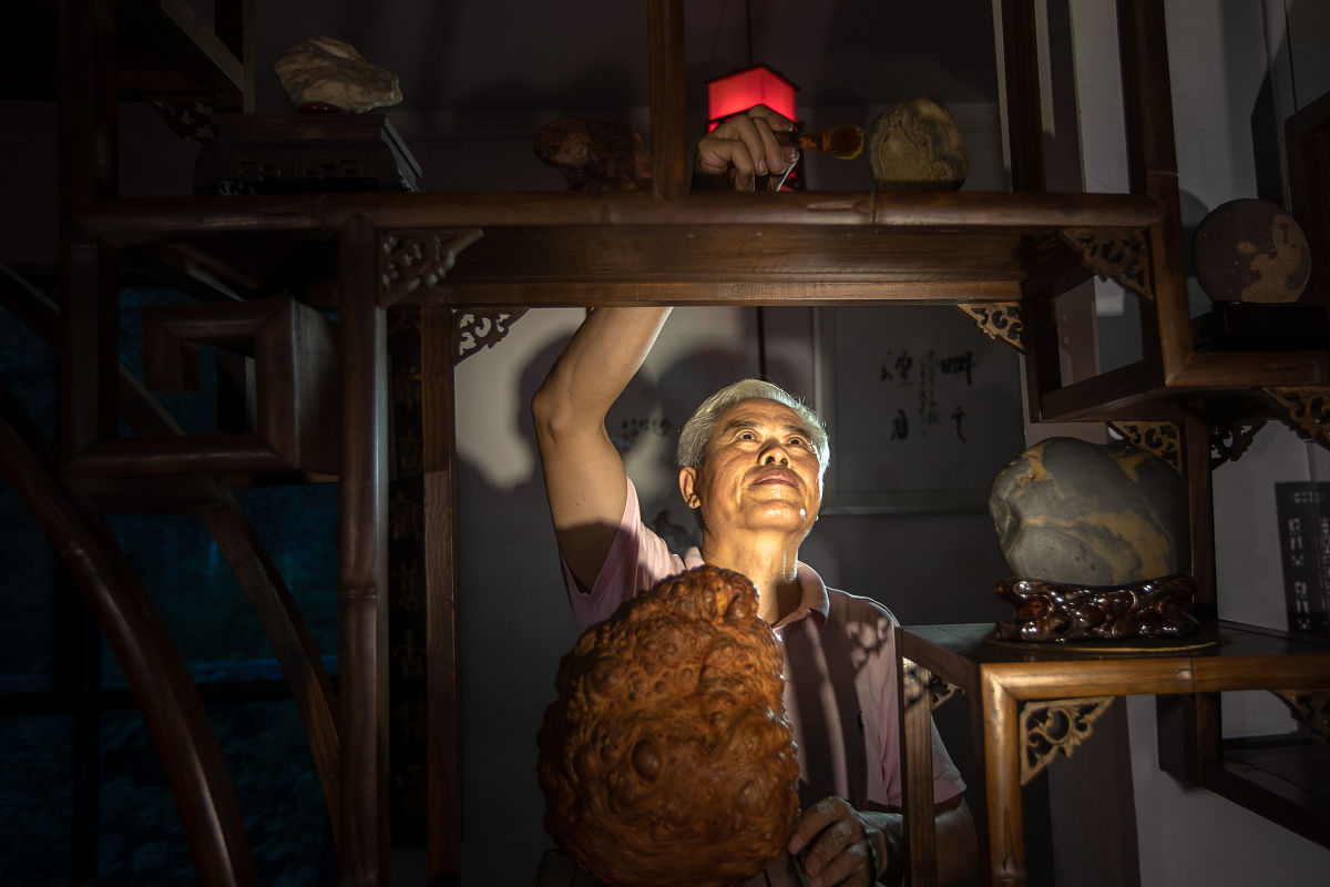 汪曾祺的个性、气质、和经历还有他对于高邮城市生活温馨气息根深蒂固的情感认同促使汪曾祺走向回忆给过他温暖的店员、匠人、做小买卖的人群走进他们的俗世世界里并在回忆中品尝体味人间温情。学术性强力改写