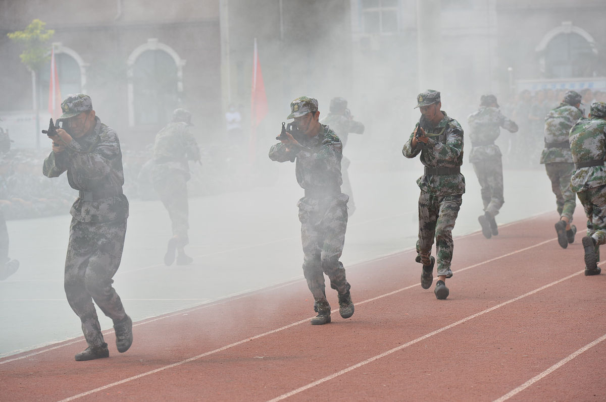 2020年9月25日,河南郑州,2020级新生军训猛虎营男生在展示《士兵突击