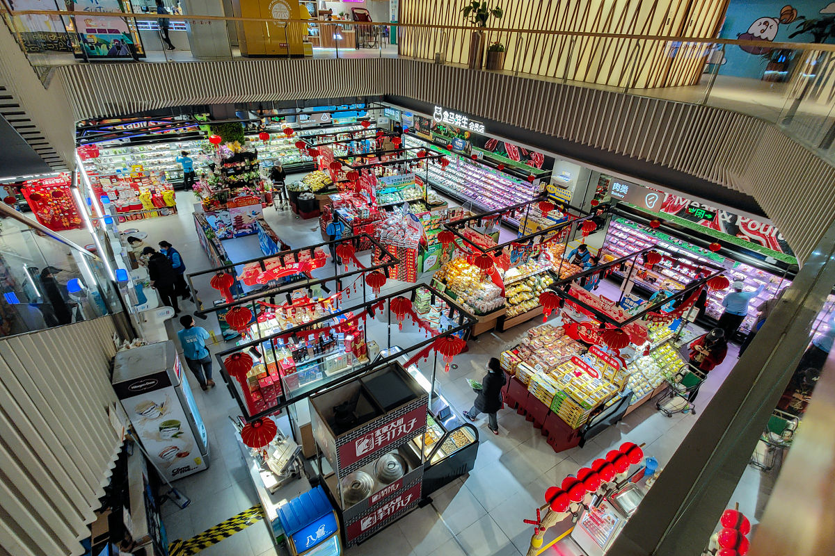 2021年1月13日,上海,普陀区长寿路附近的盒马鲜生门店.