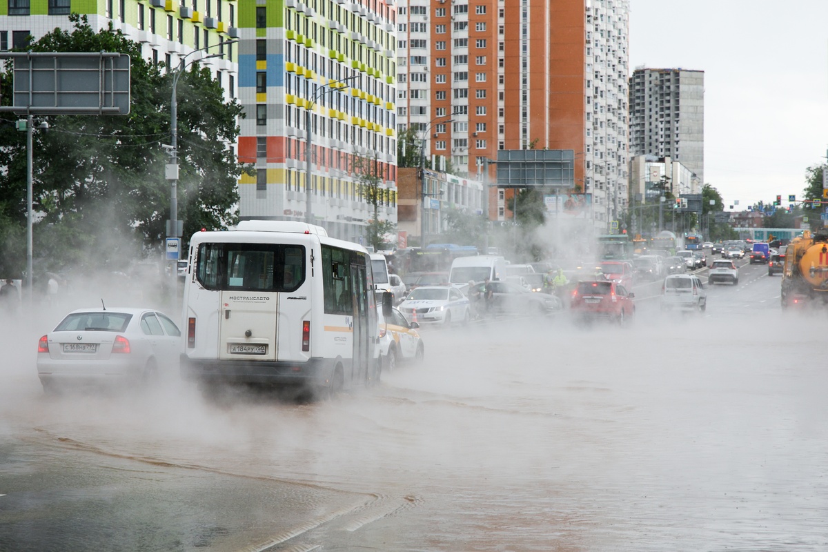 热天往地上洒水回降温吗