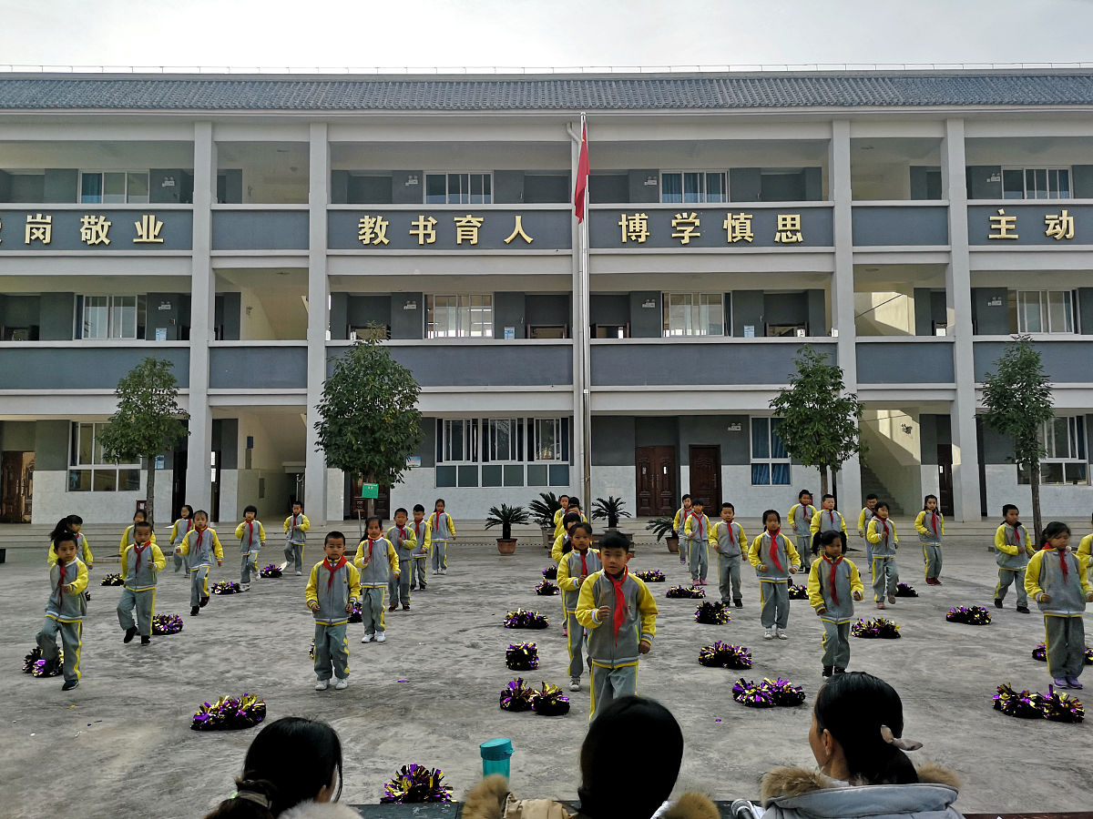 2018年12月6日,云南昌宁,华侨小学的孩子们正在参加比赛