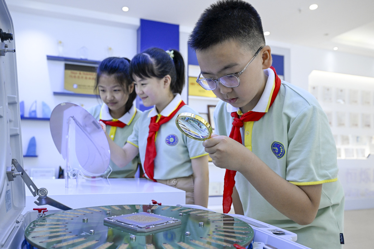 请关于【中学信息技术课程中的学生学习兴趣激发与实践创新】的论文生要字数多一点4000字左右