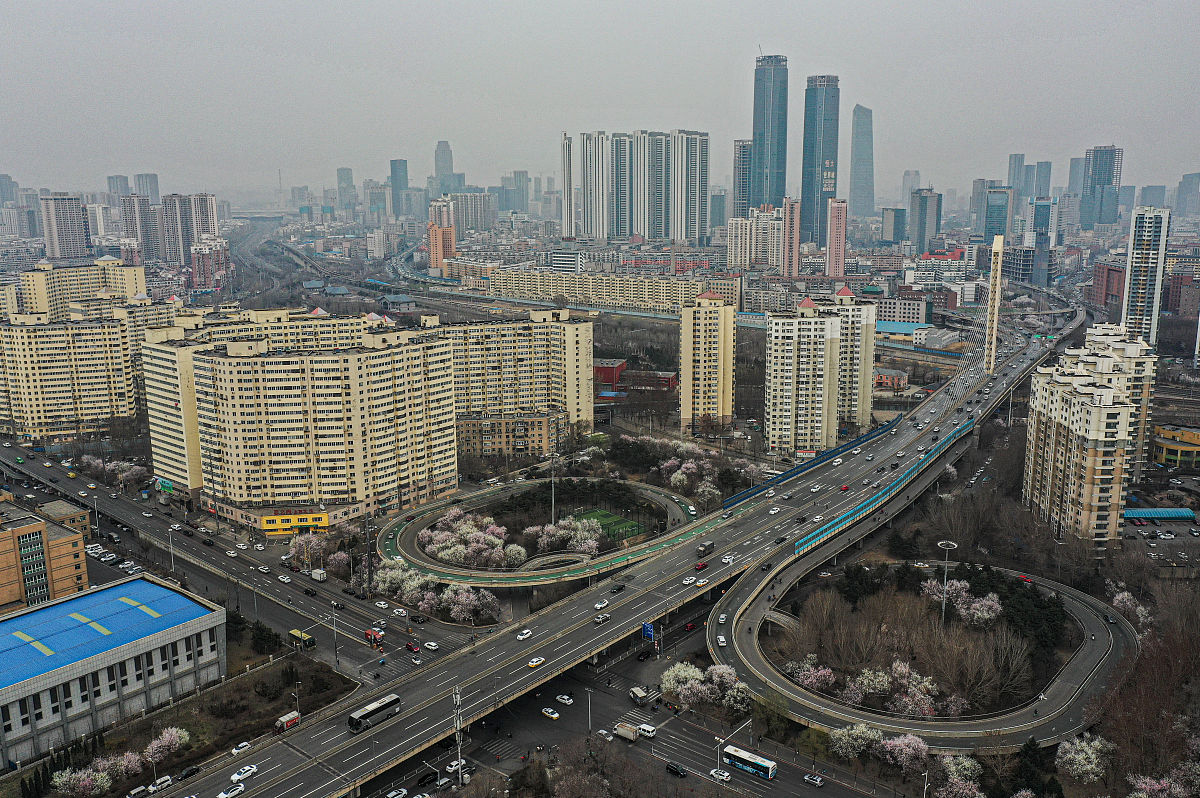 2021年4月1日,辽宁沈阳,早春时节,藏身于盘根错节的立交桥中的沈阳一