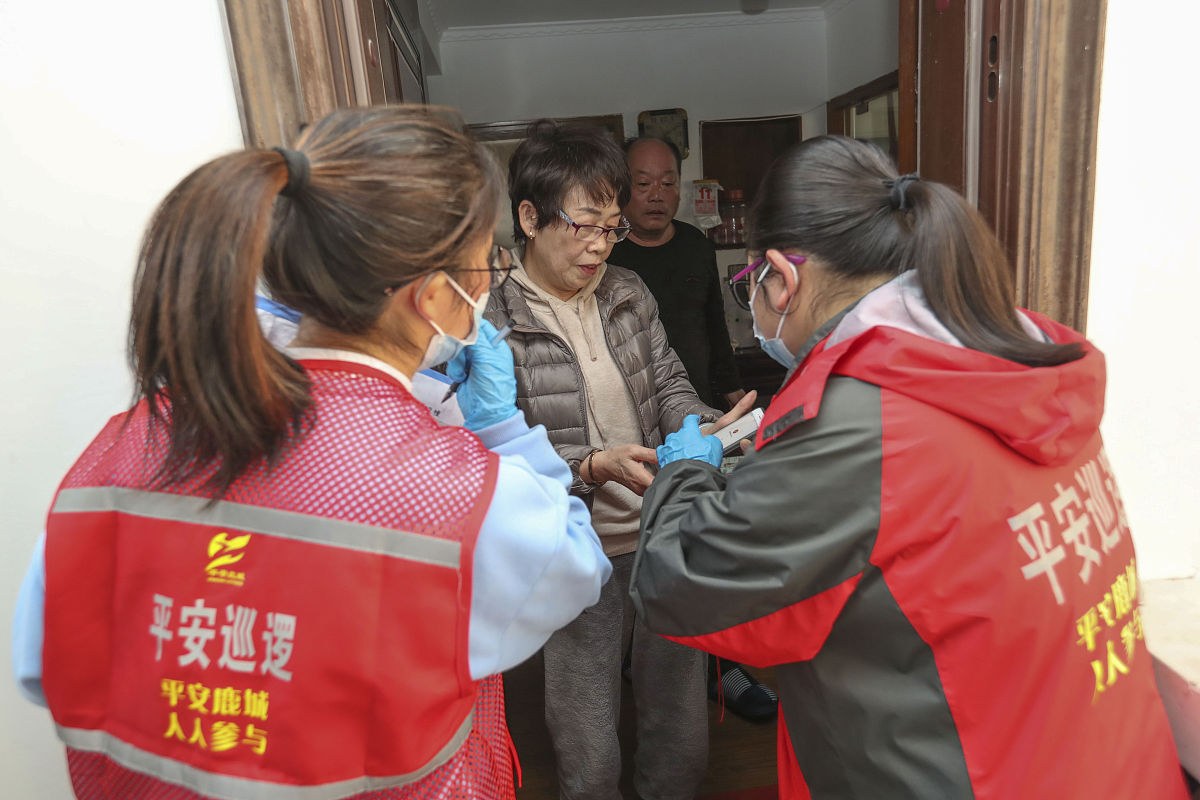 2021年12月11日,在浙江省温州市鹿城区蒲鞋市街道芳园社区,社区网格员