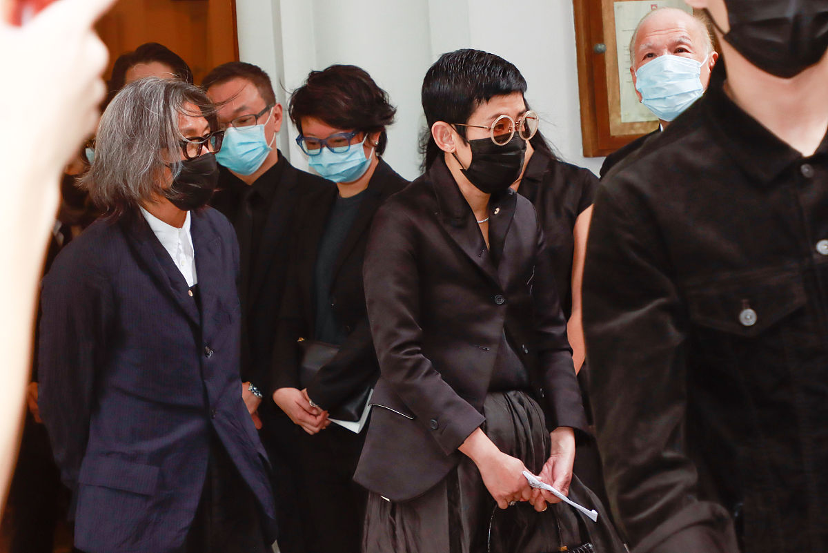 爷爷奶奶葬礼上的奇异景象：陌生人、争吵和奇怪行为