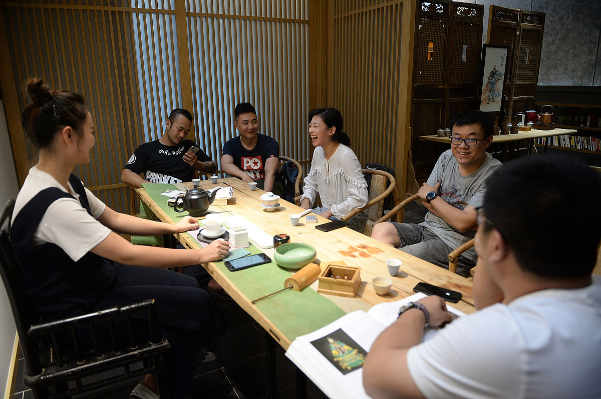 2018年6月7日,成都,1米72的身高,齐肩短发,白色长袖,灰色短裙,化着淡