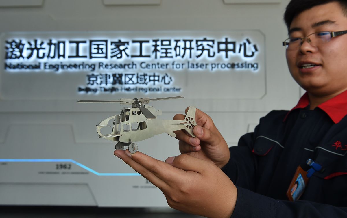 回焊炉内部设置若干个小温区它们从功能上可分成4个大温区：预热区、恒温区、回流区、冷却区如图1所示。电路板两侧搭在传送带上匀速进入炉内进行加热焊接。某回焊炉内有11个小温区及炉前区域和炉后区域如图1每个小温区长度为305 cm相邻小温区之间有5 cm的间隙炉前区域和炉后区域长度均为25 cm。回焊炉启动后炉内空气温度会在短时间内达到稳定此后回焊炉方可进行焊接工作。炉前区域、炉后区域以及小温区之间的间