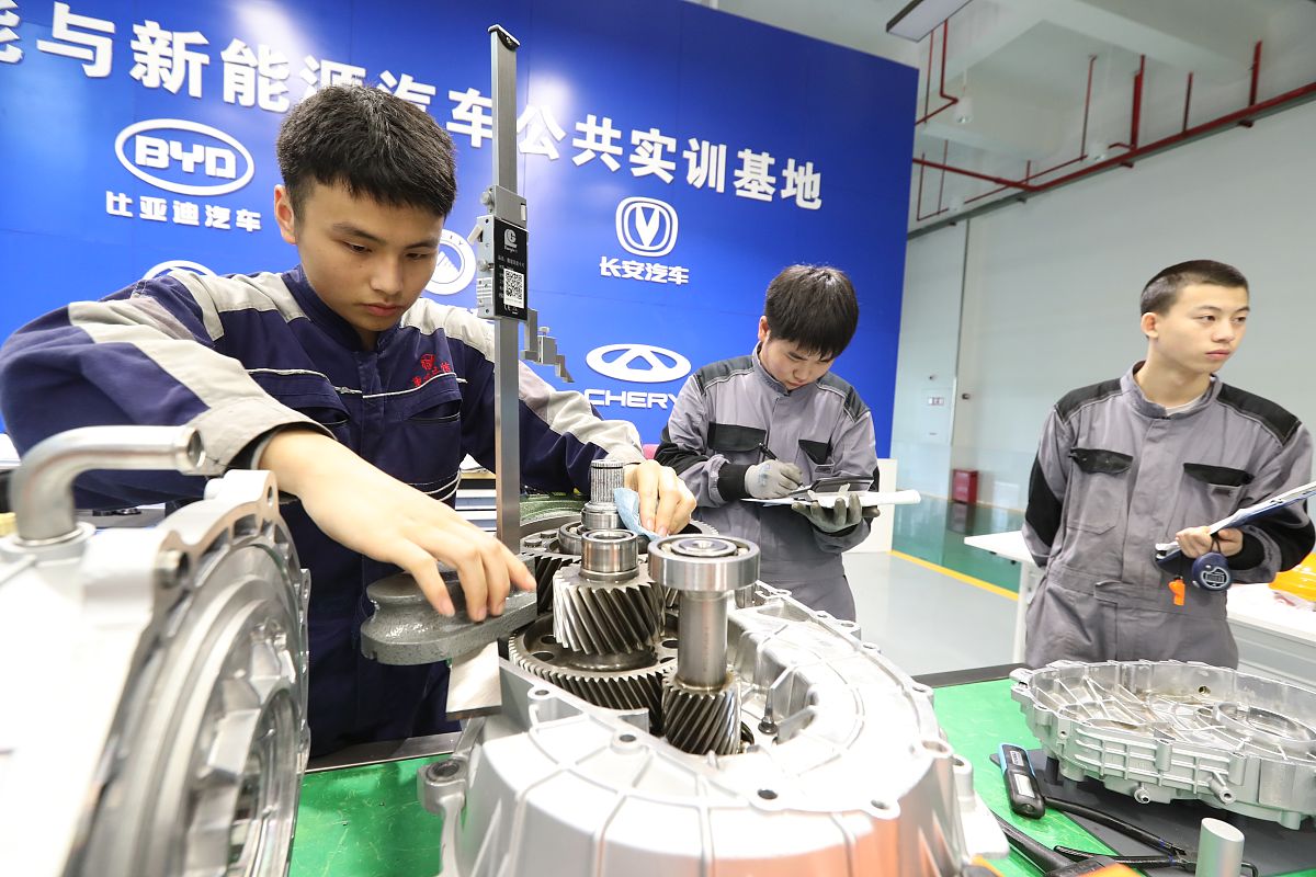 武胜职业中专学校汽车运用与维修专业课程设置：涵盖汽车构造、电子技术、维修、保养与营销